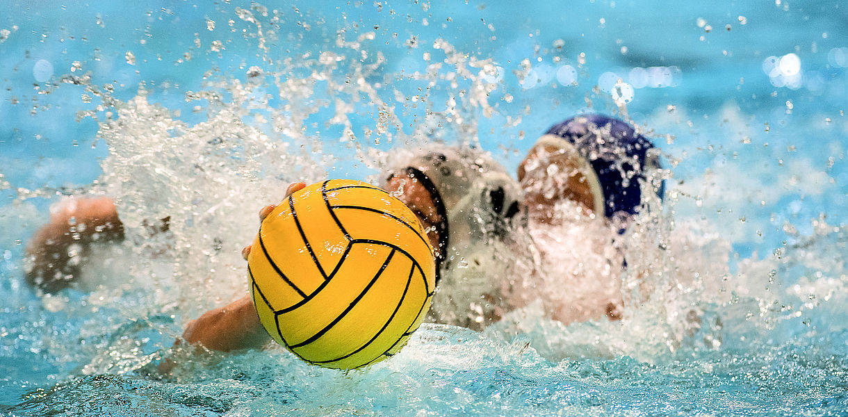 Ballon de water polo avec en arrière plan deux joueurs qui essaient de l'attraper