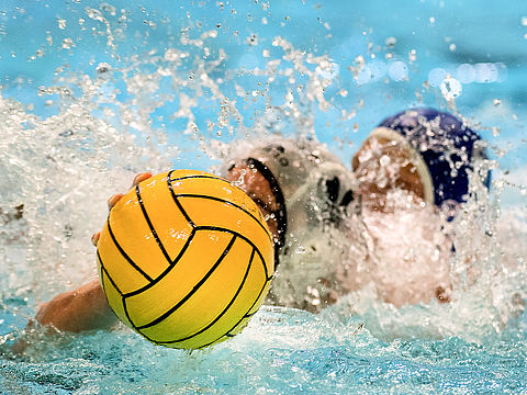 Ballon de water polo avec en arrière plan deux joueurs qui essaient de l'attraper