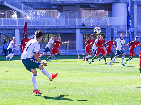 Des joueurs de foot disputent un match au stade municipal de Beaublanc à Limoges