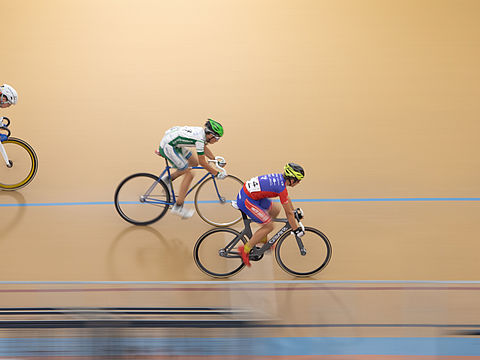 Cyclistes sur piste au vélodrome couvert Raymond Poulidor Limoges Métropole