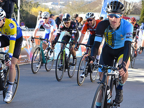 Plusieurs cyclistes de la course 2019 du Poinçonnet - Panazol Limoges Métropole sont en train de pédaler sur une route.